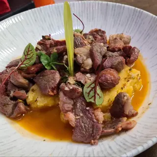 Pastrama de berbecut cu mamaliga 