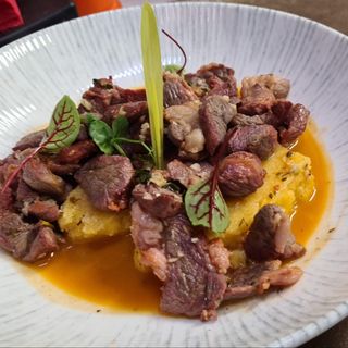 Pastrama de berbecut cu mamaliga