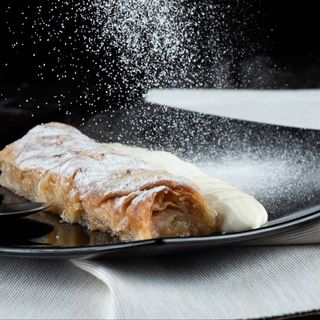 Strudel cu mere si sos de vanilie