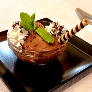 Profiterol cu crema de vanilie si inghetata