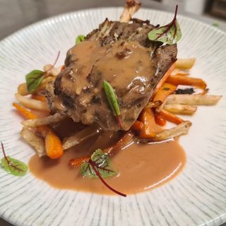 Aripioara de porc cu legume coapte si sos de cafea