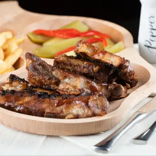 Coaste de porc la cuptor cu chipsuri si sosul casei