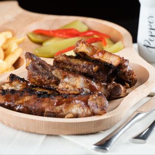 Coaste de porc la cuptor cu chipsuri si sosul casei