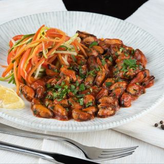 Midii Da Vinci in sos rosu picant cu tagliatelle de legume