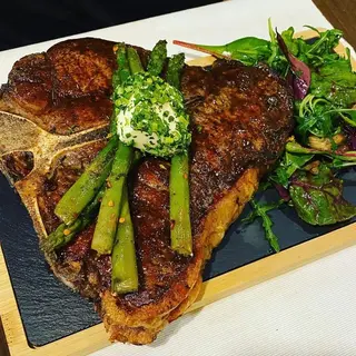 T - Bone Steak maturat pe pat de rucola cu sos gorgonzola/piper verde /trufe