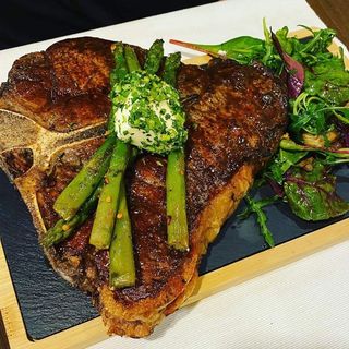 T - Bone Steak maturat pe pat de rucola cu sos gorgonzola/piper verde /trufe