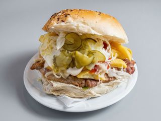 Hamburger cu carne, șuncă și cașcaval