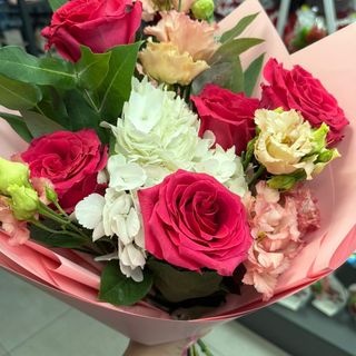 Buchetul zilei cu trandafiri si hortensie