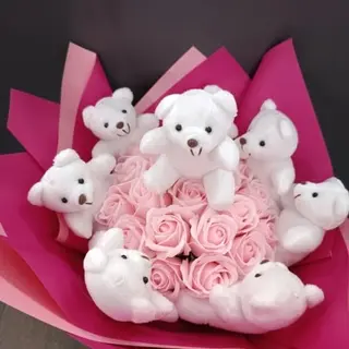 Buchet 8 ursuleti si trandafiri din sapun