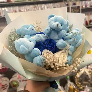 Buchet 5 ursuleti albastri si trandafiri de sapun