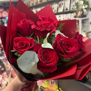 7 trandafiri rosii, eucalipt si ambalaj