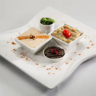 Aperitive mediteraneene cu  humus, salata de vinete, ardei copt 