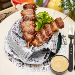 Cârnăciori de Bere Copți în Bacon