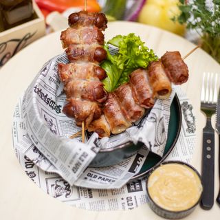 Cârnăciori de Bere Copți în Bacon