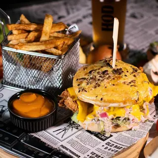 Joy Crunchy Chicken Burger + Papanași cu dulceață de Afine si sos de Vanilie