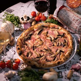 Pizza Prosciutto Funghi