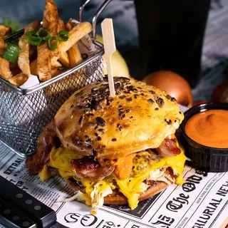 Joy Cheeseburger + Papanași cu dulceață de Afine si sos de Vanilie