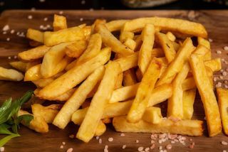 Cartofi proaspeti prajiti in ulei de palmier