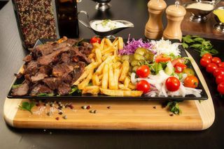 Shaorma la farfurie vita + berbecut