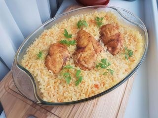 Pulpă de pui la tavă cu pilaf