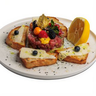 Tartar de ton cu crema de avocado si mango