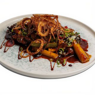 Tigaie picanta cu muschi de vita si legume crocante