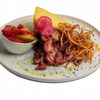 Pastrama de berbecut la tigaie cu mamaliguta si muraturi