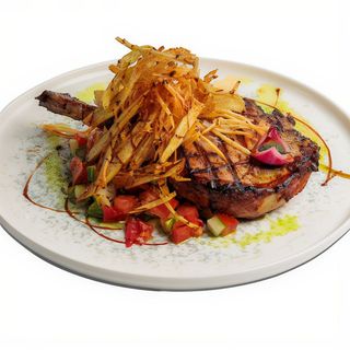 Tomahawk de porc la gratar si salatade cruditati