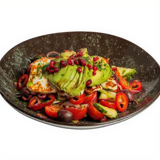 SALATA CU BRANZA HALLOUMI SI AVOCADO