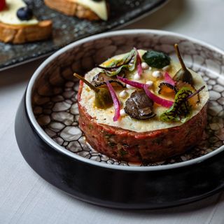 TARTAR DE VITA CU OU AROMATIZAT SI PAINE DE CASA CROCANTA 150/50G