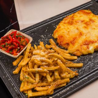 SNITEL DE PUI GRATINAT,CARTOFI PRAJITI CU PARMEZAN SI SALATA DE ARDEI COPT 200/150/75G