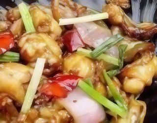 Pui de balta cu bambus si ciuperci in sos de soia