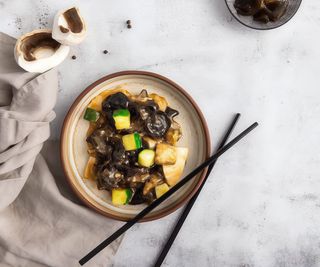 Urechi de lemn in sos de soia