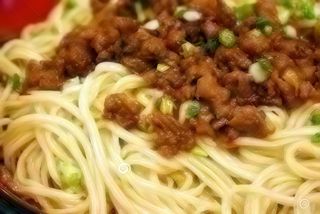 Spaghete chinezesti cu carne tocata in sos de soia