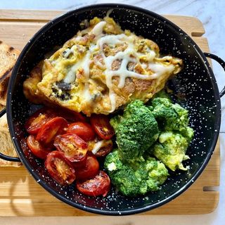 OMLETA CU CIUPERCI, GORGONZOLA SI BROCCOLI