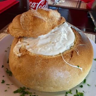 Piept de pui în sos de cașcaval în pâine coaptă