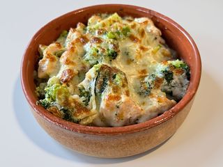 PIEPT DE PUI CU BROCCOLI IN SOS ALFREDO