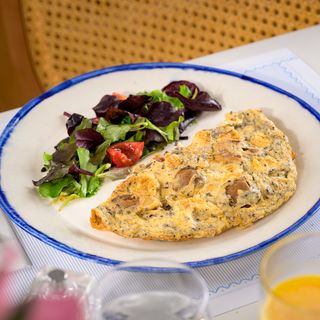 Omletă cu ciuperci de pădure și trufe