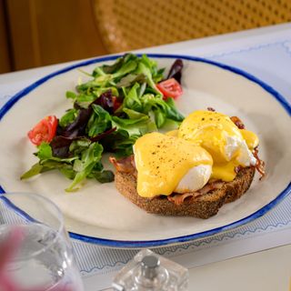 Ouă Benedict cu pancetta