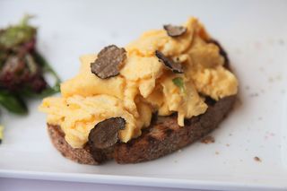 Toast cu oua scrambled si trufe