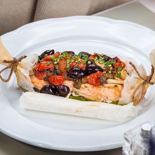 Somon la cuptor cu sparanghel și sos mediteraneean