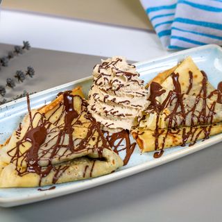 Clătite cu nutella, ciocolată și frișcă