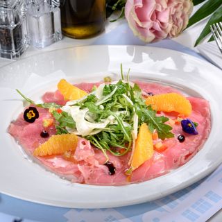 Carpaccio de ton cu salată siciliană