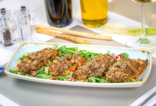 Bruschette cu porcini, trufe, valeriană, parmezan și nuci