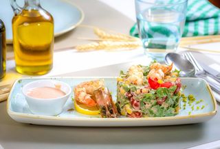 Salată de creveți, rucola, nuci, porumb, roșii cherry și sos cocktail