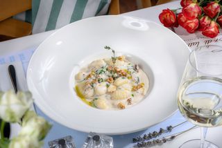 Gnocchi de cartofi cu sos quattro formaggi, nuci si spanac