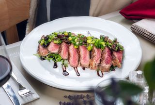 Tagliata de vită cu rucola, parmezan și salsa de măsline