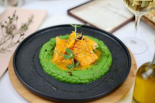 Somon cu portocale, coniac, piure de broccoli