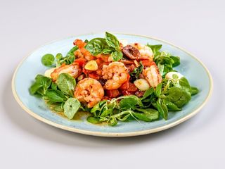 Creveți picanți cu măsline, roșii și usturoi