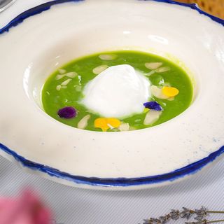 Supă-cremă de sparanghel și broccoli, cu spumă de migdale